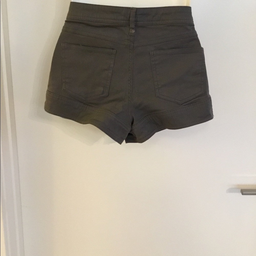 Max Rave.  Gray Short. Size 9 $40 - Picture 7 of 11